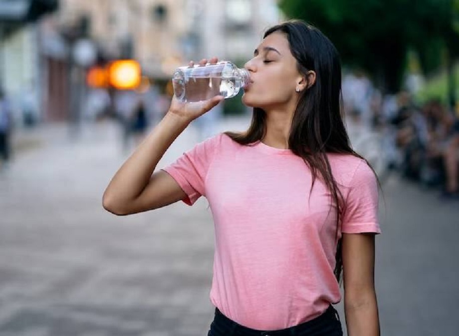 Health Tips: Drinking water while standing is harmful for health, you may have to face these serious problems