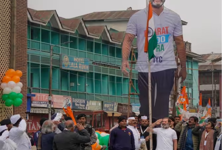 Bharat Jodo Yatra: Rahul Gandhi unfurls tiranga at Lal Chowk amid tight security