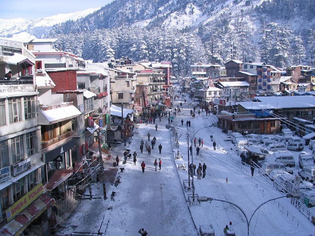 Travel Tips: Take your partner to Manali; it's a fantastic tourist destination for spending romantic moments.