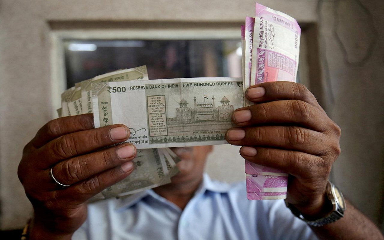 Rupees vs Dollar: Rupee falls 4 paise to 82.67 against US dollar in early trade