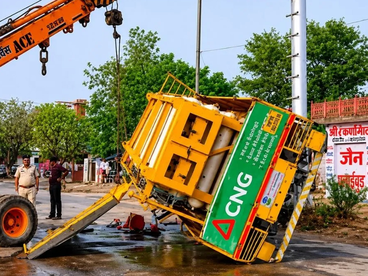 Jaipur: Trailer loaded with CNG cylinders overturns; major disaster averted