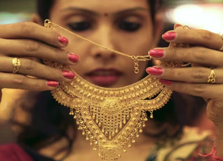 Gold Rate Falls In India: What is the price of 22 and 24 carat gold in your city on August 30, know here