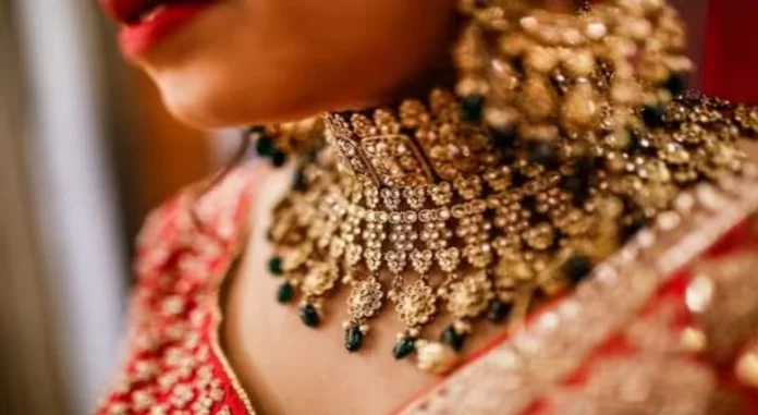 Gold storage Limit: How much gold can married and unmarried women keep at home?
