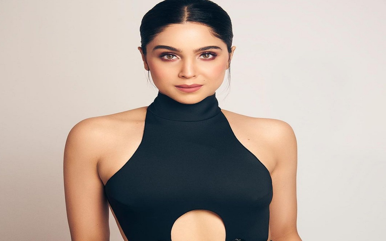 Photo Gallery: Sharvari Wagh showed her hot style in black backless dress, you will be left watching