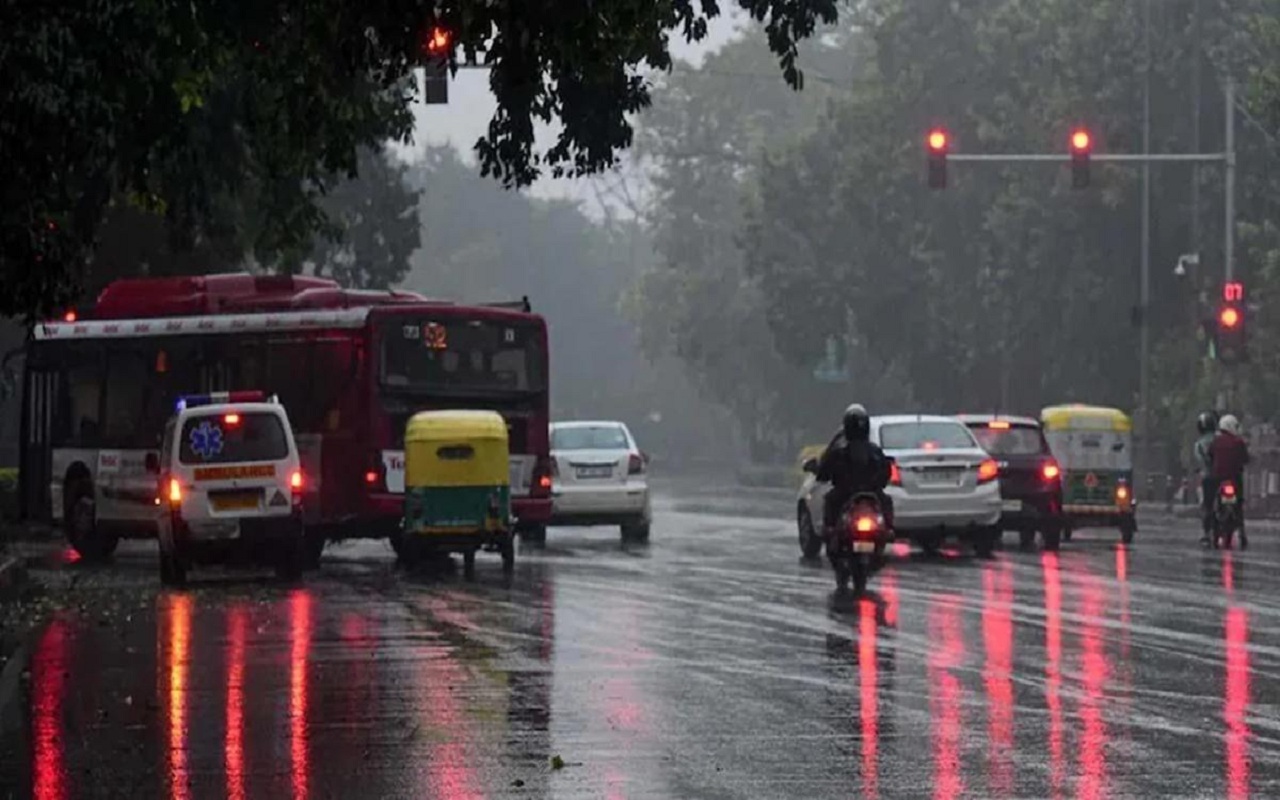 Delhi Weather Update: Heavy rain in Delhi, 10 flights diverted