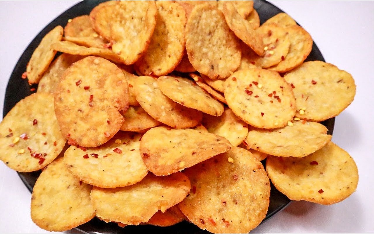 Diwali Recipe: You can feed potato mathri to guests along with sweets, know the recipe